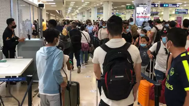 Largas filas de pasajeros se registran este domingo en la terminal área de la ciudad de Cancún