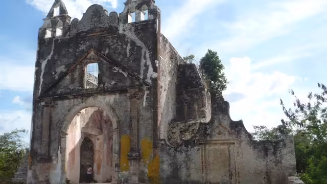 La Hacienda Blanca Flor se encuentra ubicada a 5 km del municipio de Hecelchakán