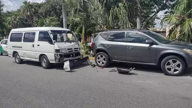 Las dos unidades quedaron en la zona del accidente en la Supermanzana 50 de Cancún para el peritaje correspondiente