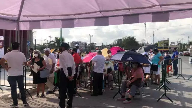 La fila de adultos mayores avanzó de manera fluida