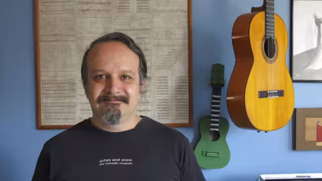 El ingeniero de sonido Carlos Cortés posa en su casa en Cumbres de San Mateo