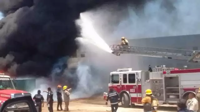 El incendio comenzó poco antes del mediodía de este lunes