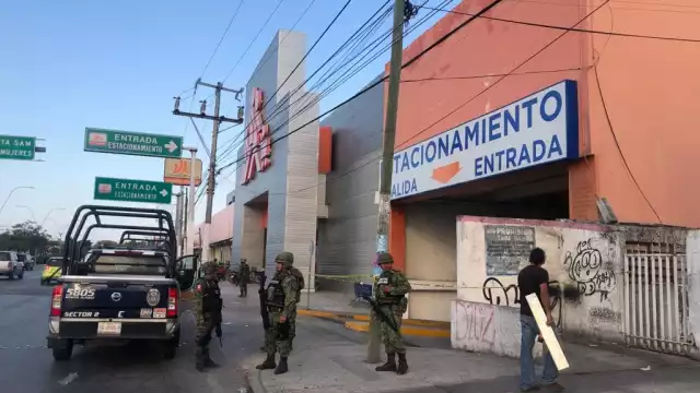 Se desconoce si el cuerpo del hombre fue abandonado por un auto en el Chedraui en Cancún