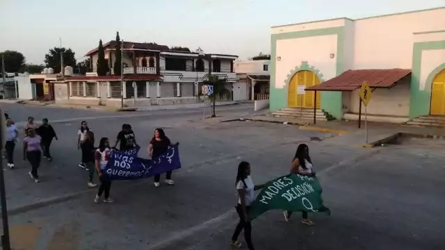 Las mujeres marcharon con pancartas y gritando consignas en defensa de la mujer
