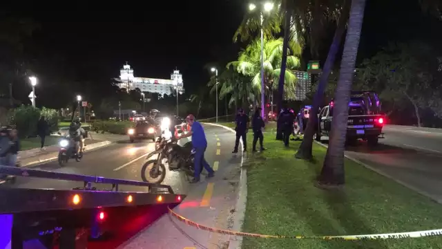 La zona fue acordonada para retirar la motocicleta del lugar del accidente