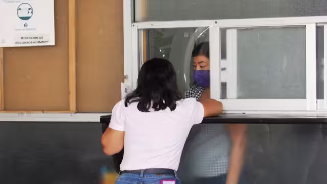 La exempleada de la Subdirección de Salud de Cozumel, fue despedida en pleno mes de la lucha contra el cáncer