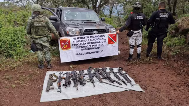 Elementos de seguridad aseguraron 128 cartuchos útiles, 11 cargadores, 50 estrellas poncha llantas, siete explosivos y un vehículo con reporte de robo.

