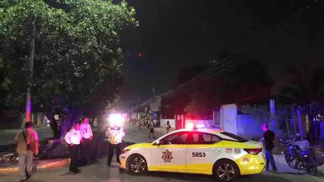 Vecinos de la Región 236 bloquean la avenida Prolongación Tulum por falta de energía eléctrica