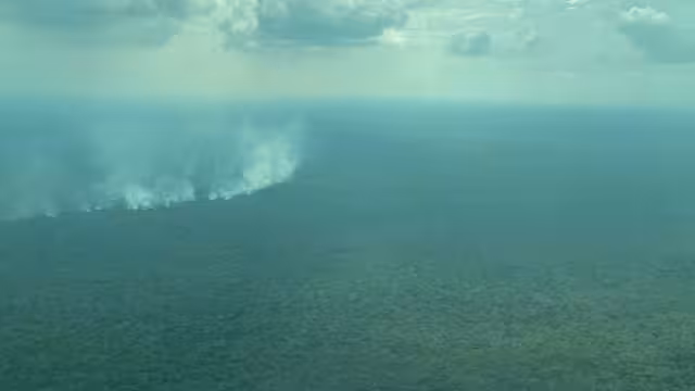 Las columnas de humo del incendio son elevadas