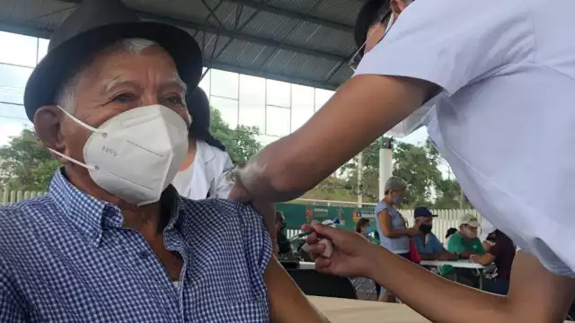 Jornada de Vacunación contra COVID-19 en el 'Jacinto Canek' de Cancún