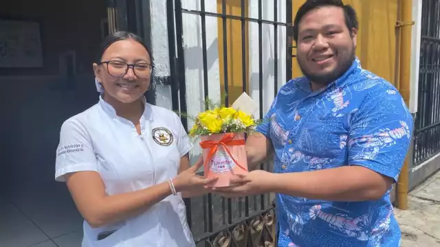 Parejas regalaron flores amarillas en el Centro de Mérida