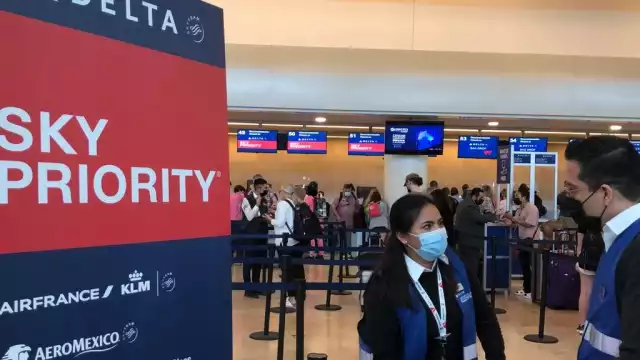 Personal de Delta Air Lines asignó una fila especial a los pasajeros del vuelo que regresó por una emergencia a Cancún