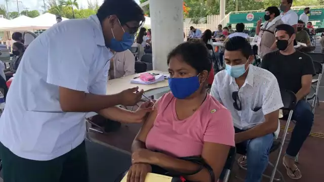 La jornada de vacunación contra COVID-19 a personas de 30 a 39 años inició a las 8:00 de la mañana en Cancún