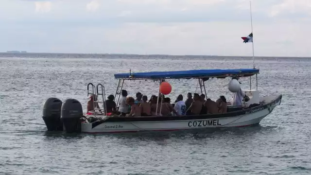 A pesar de conocer el aforo permitido por el Semáforo Naranja, náuticos desacatan la medida anticovid en Cozumel