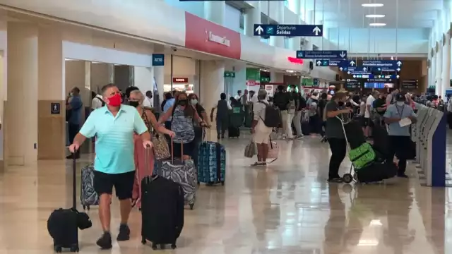 En el aeropuerto de Cancún, los turistas decían 'Viva México' mientras esperaban abordar su avión hacia Florida
