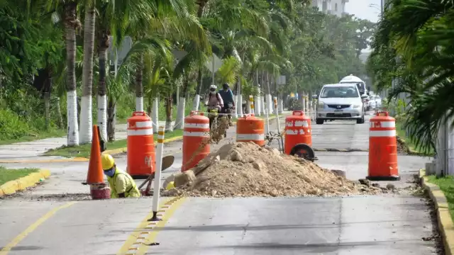 La vía dañada afectó el tráfico vial durante el tiempo que se retrasó la reparación del hoyanco en Cozumel