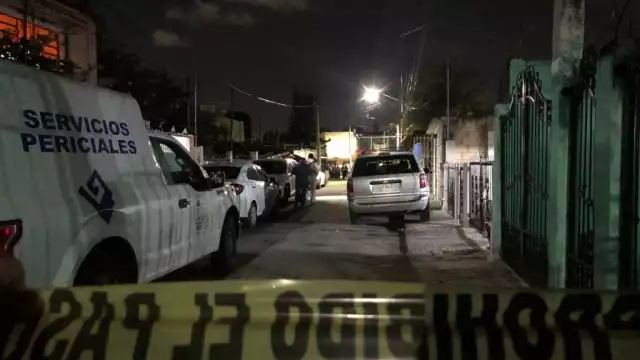 Servicios Periciales permanecen en el sitio, procesando el área donde buscan indicios