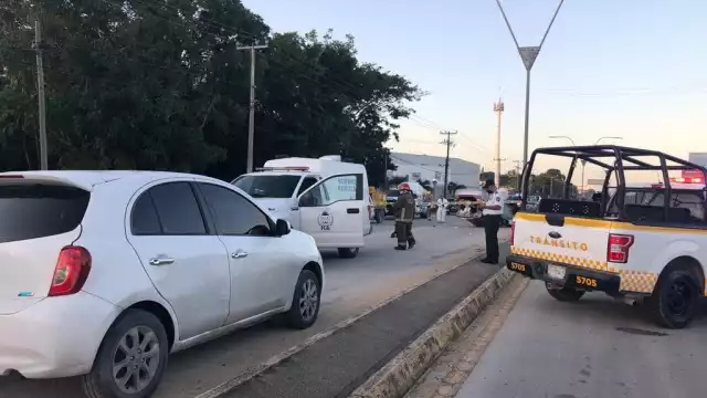 Los elementos de Tránsito de Cancún acordonaron el carril de la Av. López Portillo para realizar las diligencias correspondientes