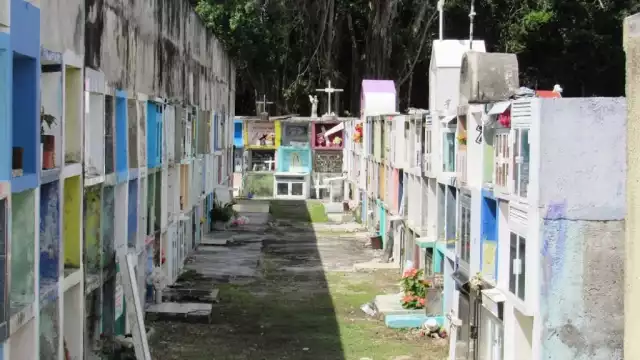 Los cuerpos son retirados de las criptas cada determinado tiempo y devueltos a las familias indican empleados del panteón de Cozumel