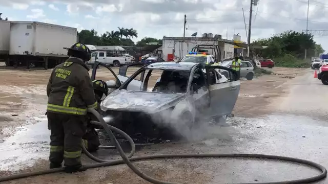 Al lugar arribaron bomberos y a pesar del esfuerzo fue considerado pérdida total