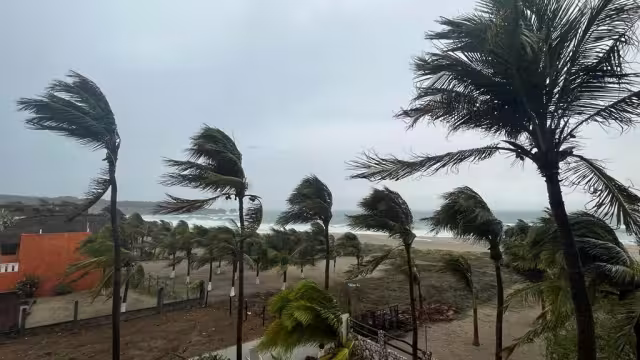 La Tormenta Tropical Karl se mantiene con trayectoria al Sureste