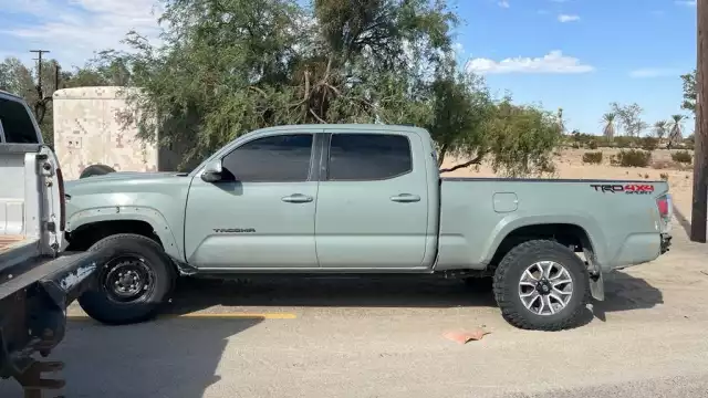 Guardia Nacional y Sedena aseguran camioneta con armas y droga en Sonora