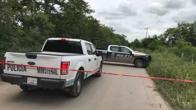Policías cerraron el paso de la vía corta a Mérida en Bacalar para permitir que Servicios Periciales realizara las indagatorias en el sitio del hallazgo de los cuerpos embolsados