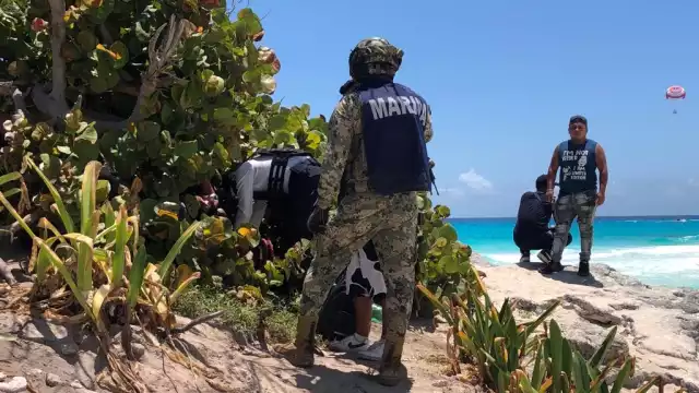 El joven detenido en posesión de droga fue llevado a la FGE Quintana Roo, en Cancún, para definir su situación jurídica