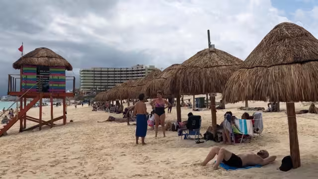 Turistas se recostaban en la arena para disfrutar las playas