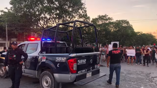 Habitantes de la Región 225 en Cancún se manifiestan contra Aguakan y bloquean avenida