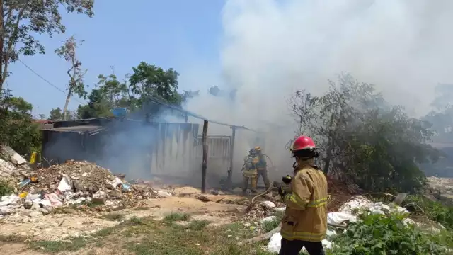 Las llamas acabaron con los techos y diversos bienes de estas tres casas
