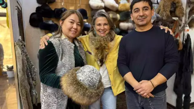 Tres artesanos que hacen obras de arte con sus manos.