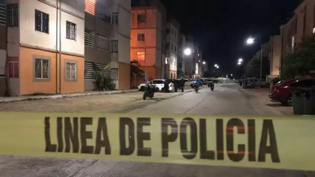 dos hombres iban persiguiendo a la víctima quien corría por su vida, al alcanzarlo lo agredieron con un arma blanca