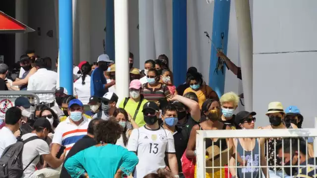 Los pasajeros comenzaron a enfilarse sin respetar la señalética colocada en el suelo para que cada usuario mantenga la distancia