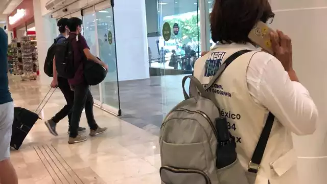 Personal del Inegi pregunta a los turistas del aeropuerto, datos como el tiempo de estadía en Cancún