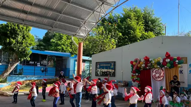 El director de la escuela agradeció la participación de los alumnos y los padres de familia