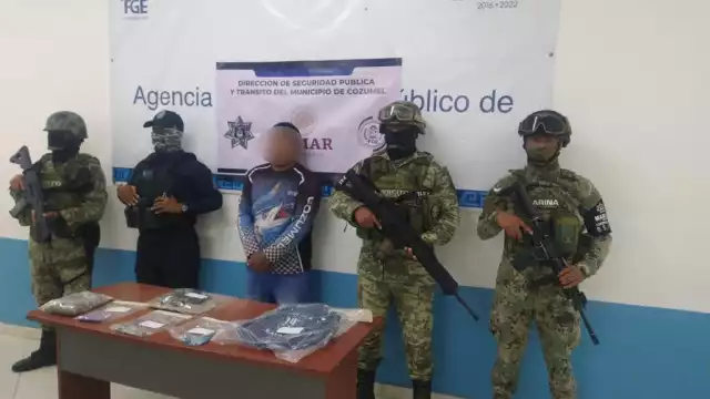 El conductor junto con el auto, el arma y las sustancias tóxicas; fue trasladado a las instalaciones de la FGE