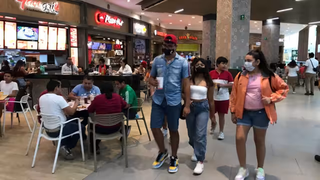 El área de comida en Malecón las Américas en Cancún fue una de las zonas donde Por Esto! detectó alta afluencia de personas