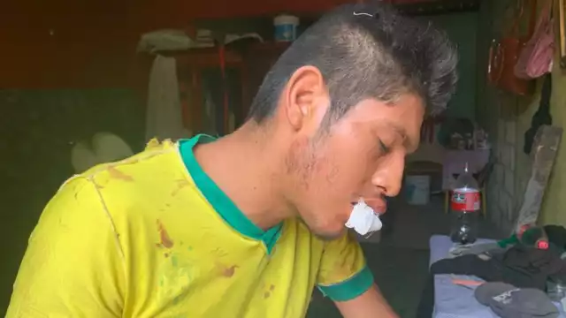 EL joven fue auxiliado por dos personas quienes le ayudaron levantarse