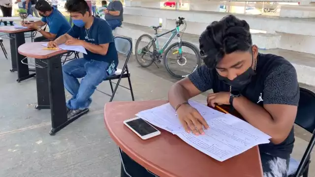 El programa  tiene como objetivo la entrega de un apoyo económico monetario a familias de estudiantes de educación media superior