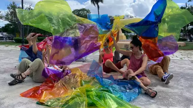 La charla toma como punto de partida los ejercicios performáticos de “Moverse al Sol”, estancia creativa de Tania Solomonoff en Traspatio