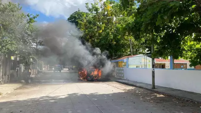 El incendio del automóvil en la Región 96 de Cancún provocó una leve columna de humo, que alertó a los vecinos de la zona