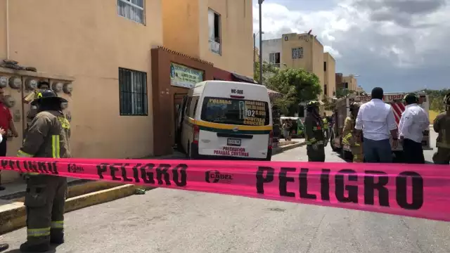 El chofer de la combi quedó prensado tras el choque en Paseos del Mar, donde fue rescatado por bomberos de Cancún
