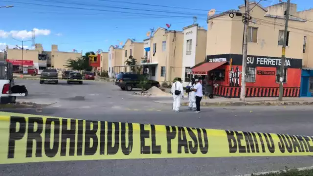 La zona del intento de asesinato en Cancún fue resguardada por policías mientras Servicios Periciales recababa evidencias