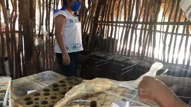Carmita González en su visita a la familia Yah Ku, que elabora barquillos artesanales para helados en Halachó, pidió su apoyo para ganar este 6 de junio