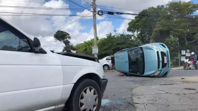 El automóvil spark quedó sobre su costado derecho tras el impacto dado por un Nissan Tsuru rumbo a la avenida 135 de Cancún