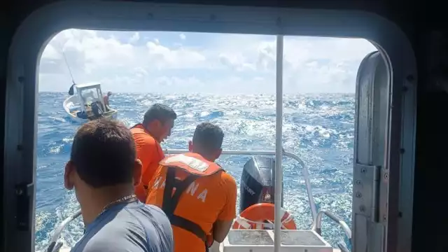 Una unidad de la ENSAR remolcó la barcaza hasta Puerto Juárez con los pescadores a bordo