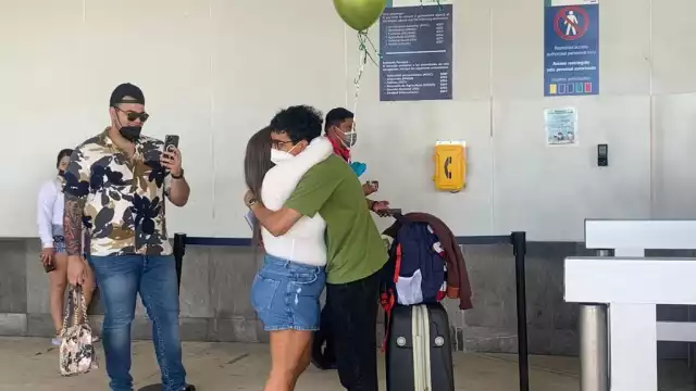 Con globos y un abrazo, la mujer originaria de Caracas dio la bienvenida a su hijo en el aeropuerto de Cancún