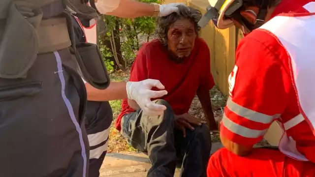 La Patrona también agredió a los ciudadanos que se encontraban sentado en las bancas