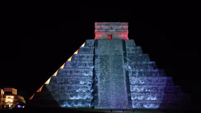 Con la llegada del equinoccio se puede ver como baja Kukulcán por el Castillo
